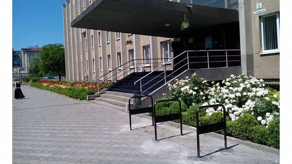Біля районних адміністрацій Львова встановили 36 велостійок