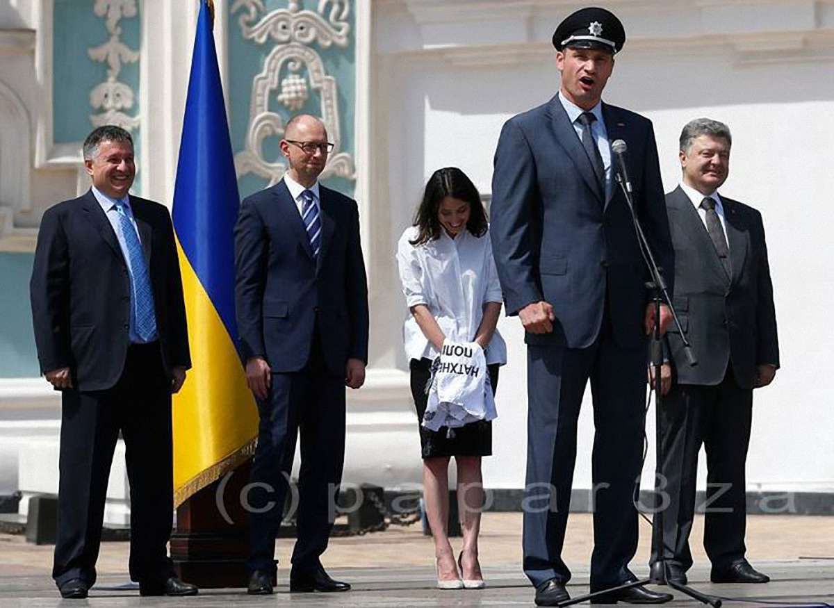 Фотографія Кличка у кашкеті поліцейського насмішила українців у соцмережах