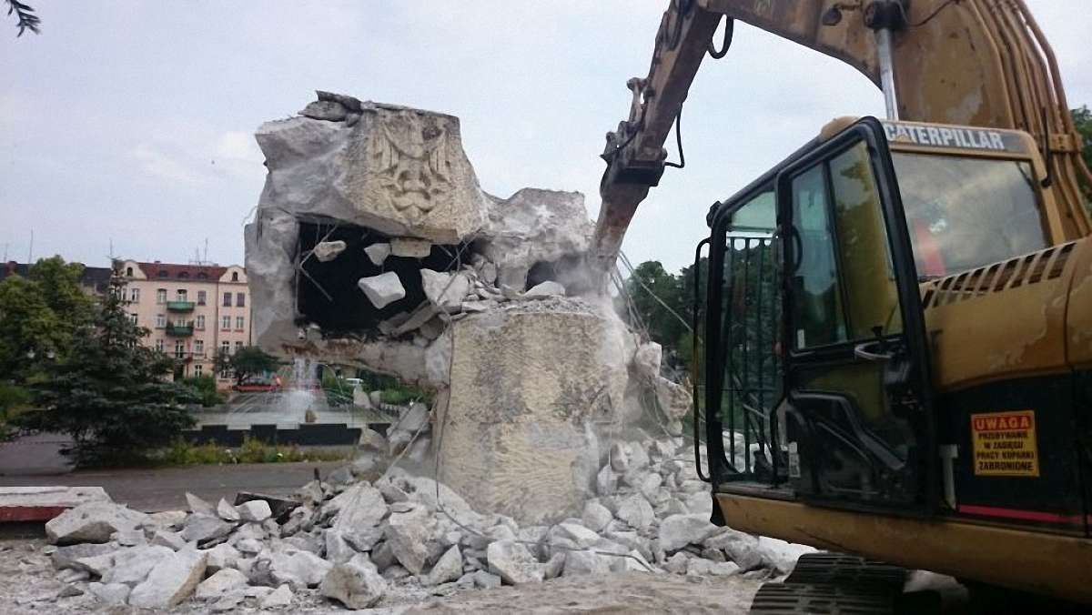 У Москві обурилися, що Польща не погодила знесення радянсько-польського пам'ятника