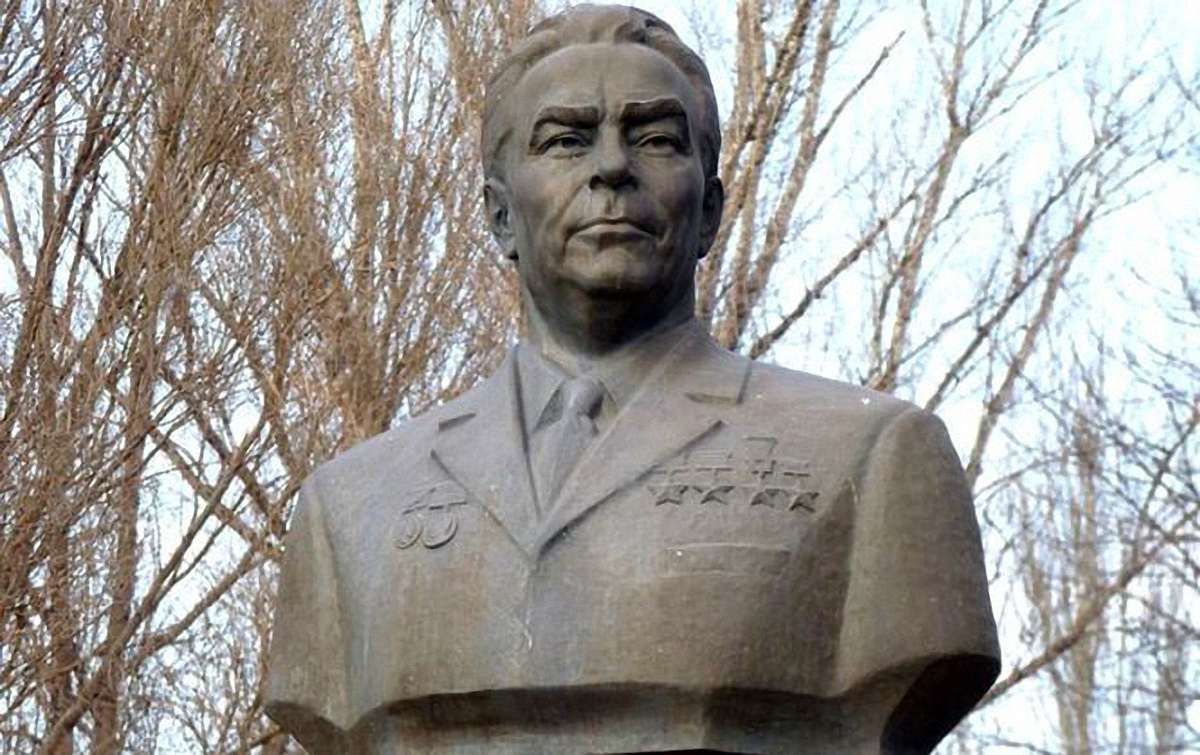 У Дніпродзержинську демонтують пам'ятники Брежнєву і Дзержинському