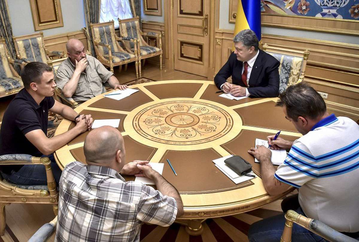 Порошенко заохочує волонтерів боротися з корупцією в зоні АТО