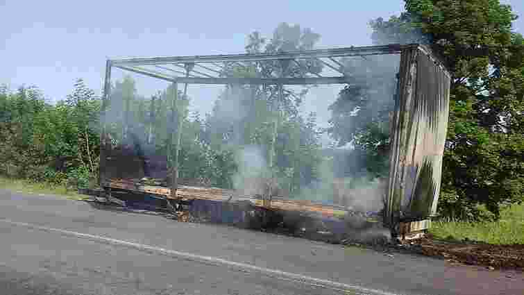 На трасі «Львів – Тернопіль» згоріла вантажівка із 9 тоннами солодощів
