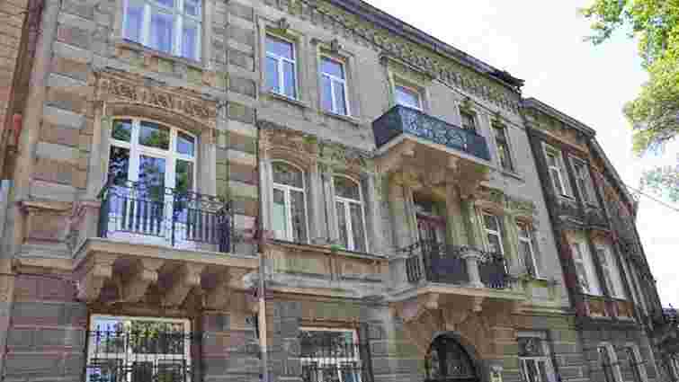 На вулиці Короленка у Львові відреставрували три балкони