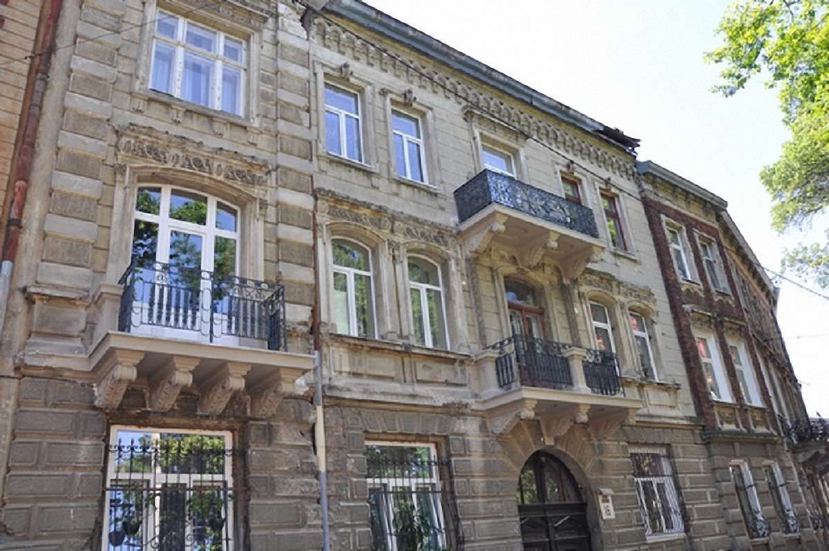 На вулиці Короленка у Львові відреставрували три балкони