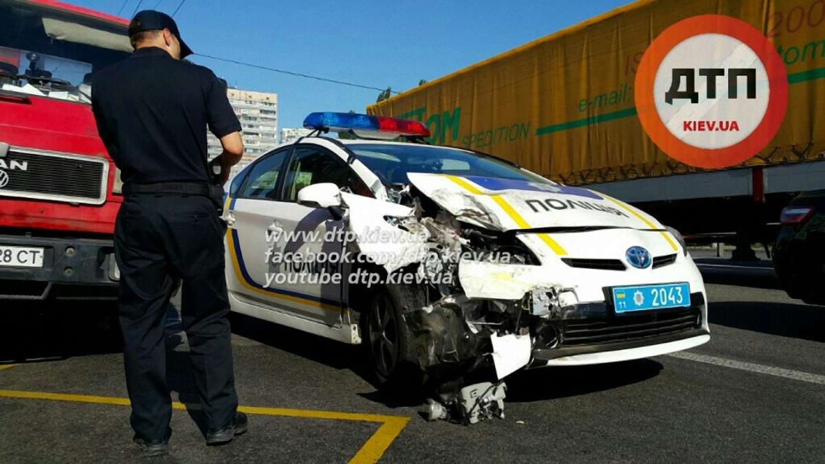 У Києві патрульне авто врізалося в маршрутку