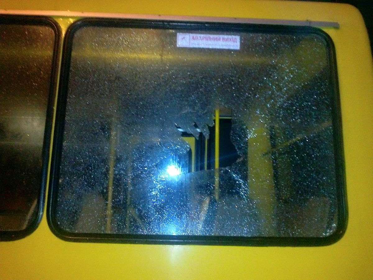 У Львові із травматичної зброї обстріляли маршрутку із пасажирами
