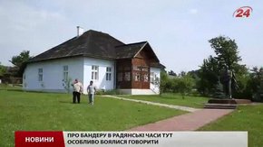 В Україну передали знищений хрест з могили Степана Бандери в Мюнхені