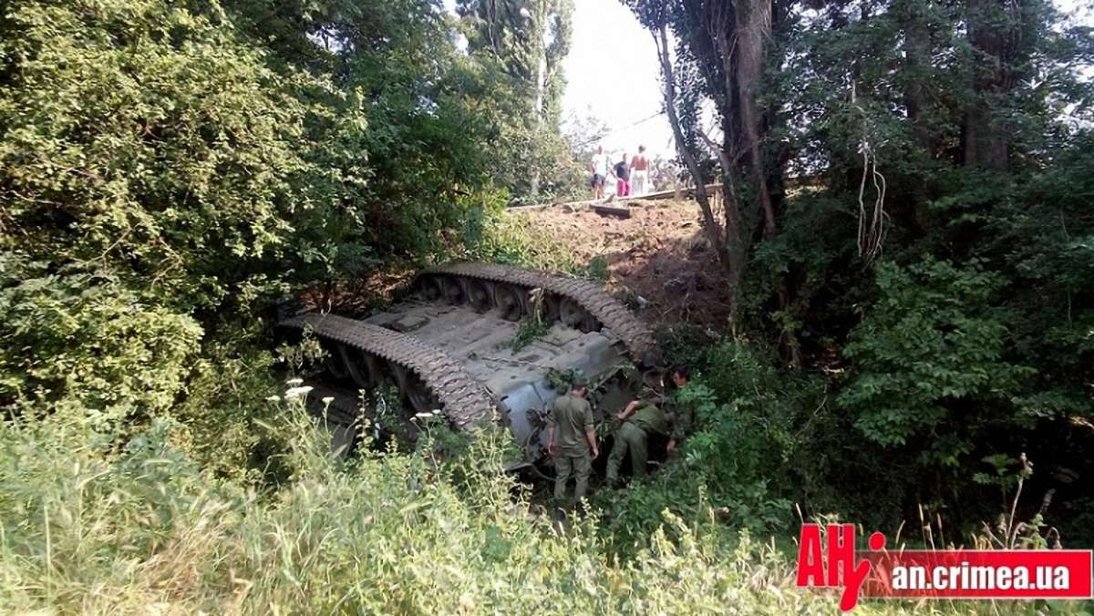 У Криму на трасі перекинувся російський танк (відео)