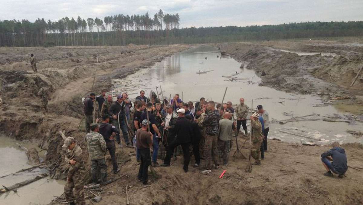На Житомирщині побили міського депутата, який боровся з нелегальними добувачами бурштину