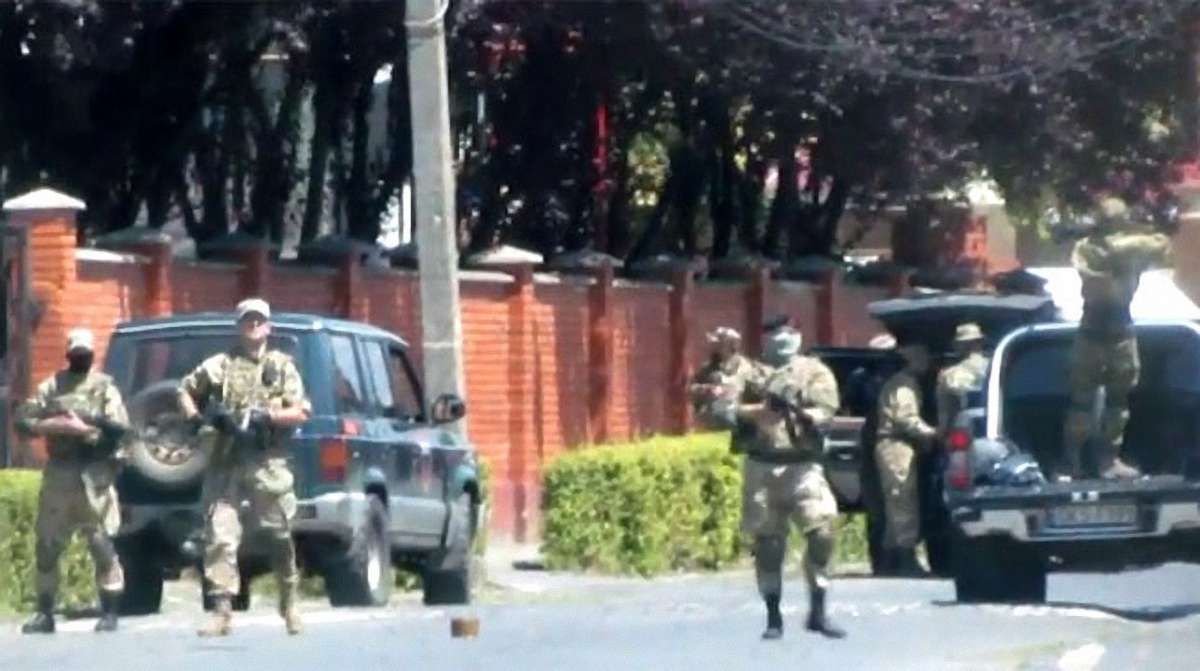 У мережі з'явилося оперативне відео початку стрілянини у Мукачевому