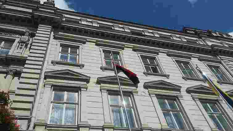 «Правий сектор» здійняв біля Львівської ОДА червоно-чорний прапор