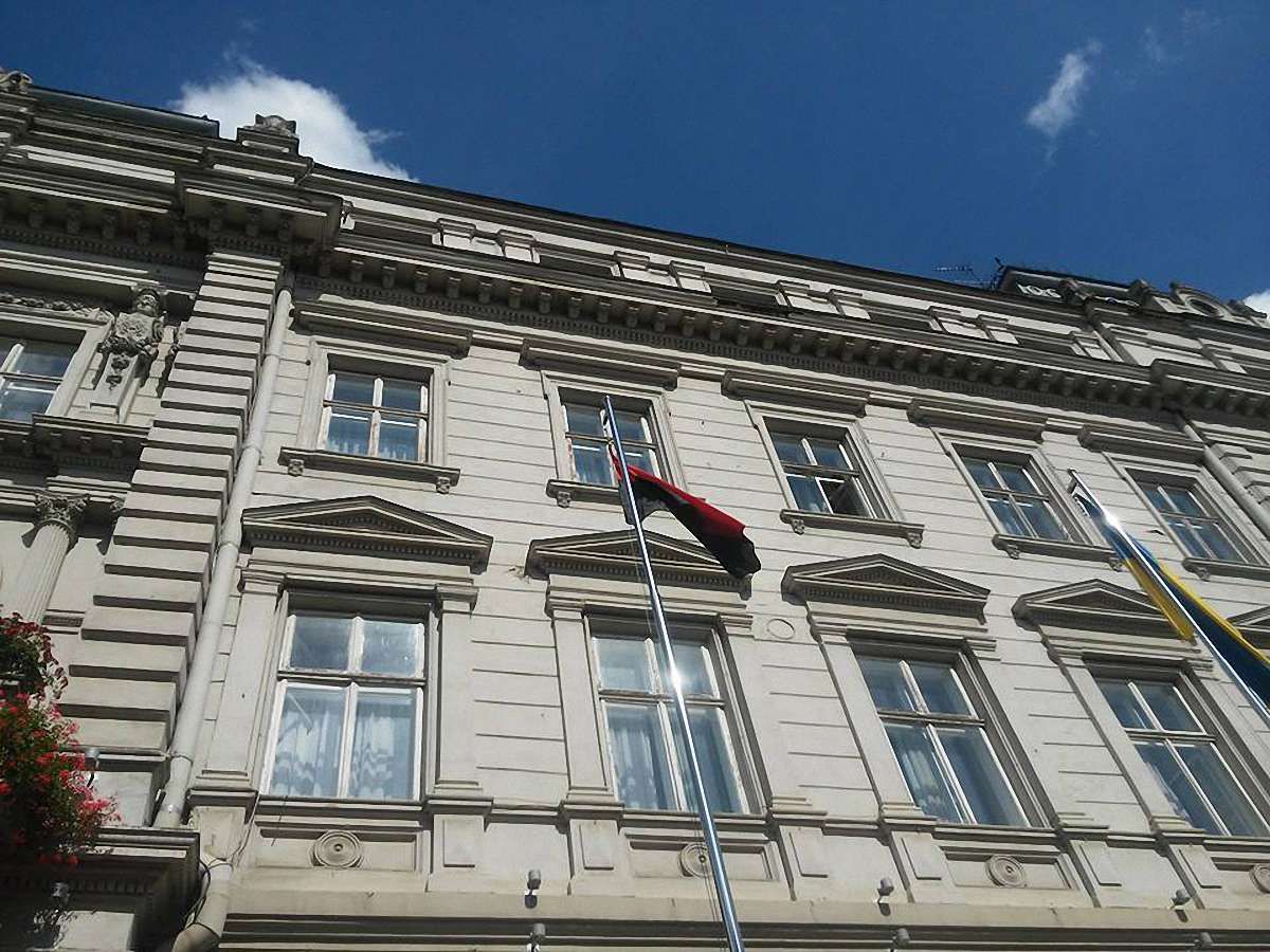 «Правий сектор» здійняв біля Львівської ОДА червоно-чорний прапор