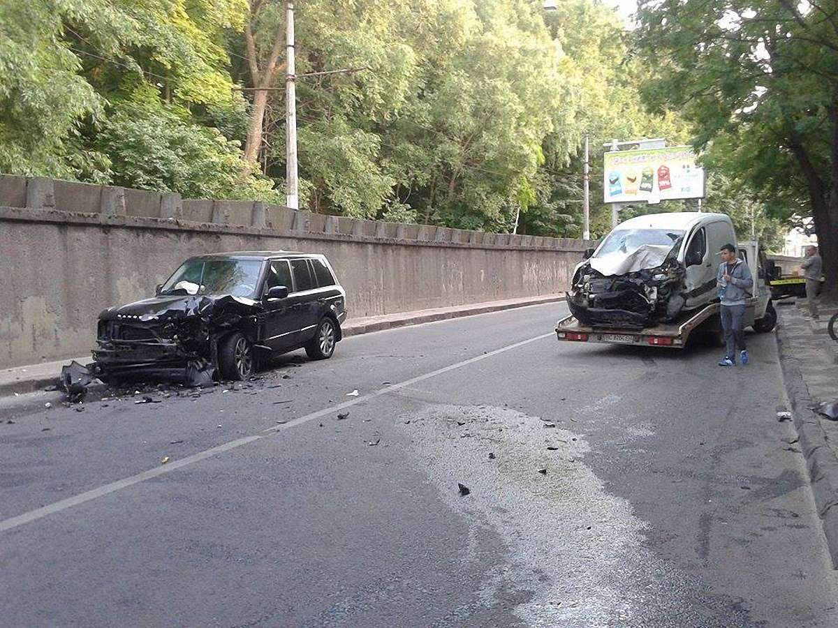 На вул. Сахарова У Львові п’яний водій «Пежо» скоїв ДТП