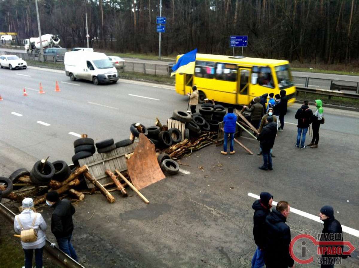 На блокпостах «Правий сектор» зупиняє великогабаритні автомобілі із чоловіками