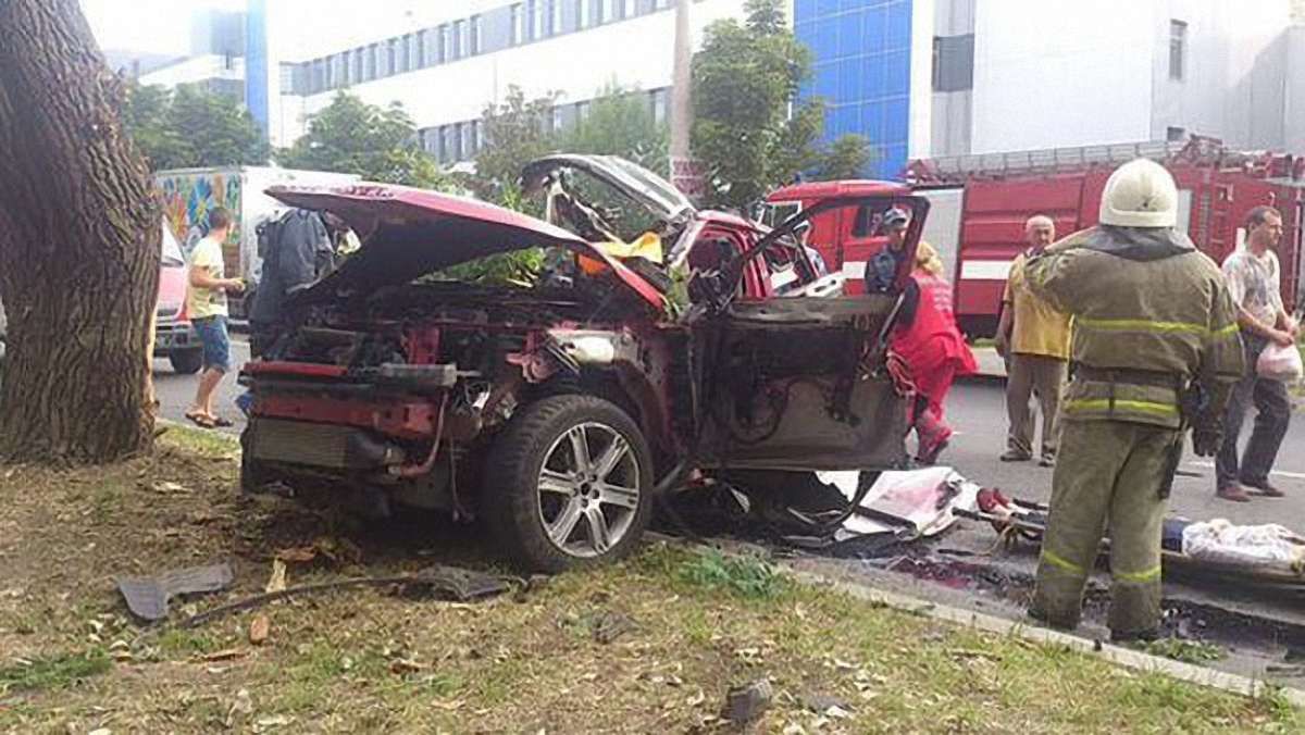 У центрі Донецька вибухнув автомобіль, за кермом якого була жінка