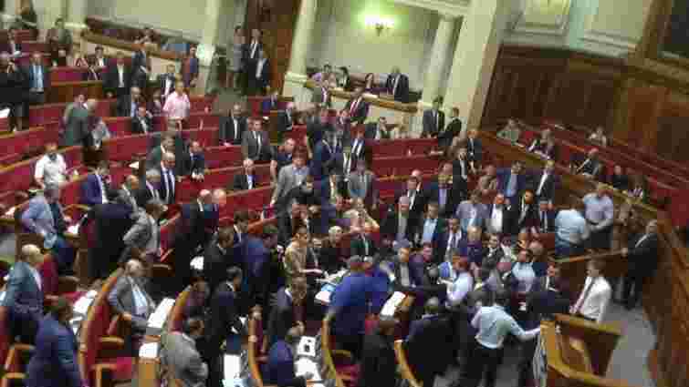 Нардепи від Блоку Порошенка і Радикальної партії побилися на засіданні парламенту