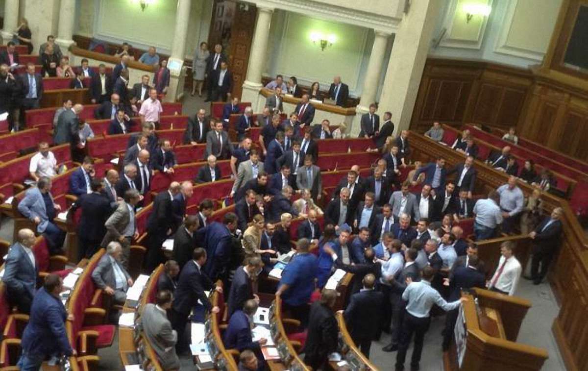 Нардепи від Блоку Порошенка і Радикальної партії побилися на засіданні парламенту