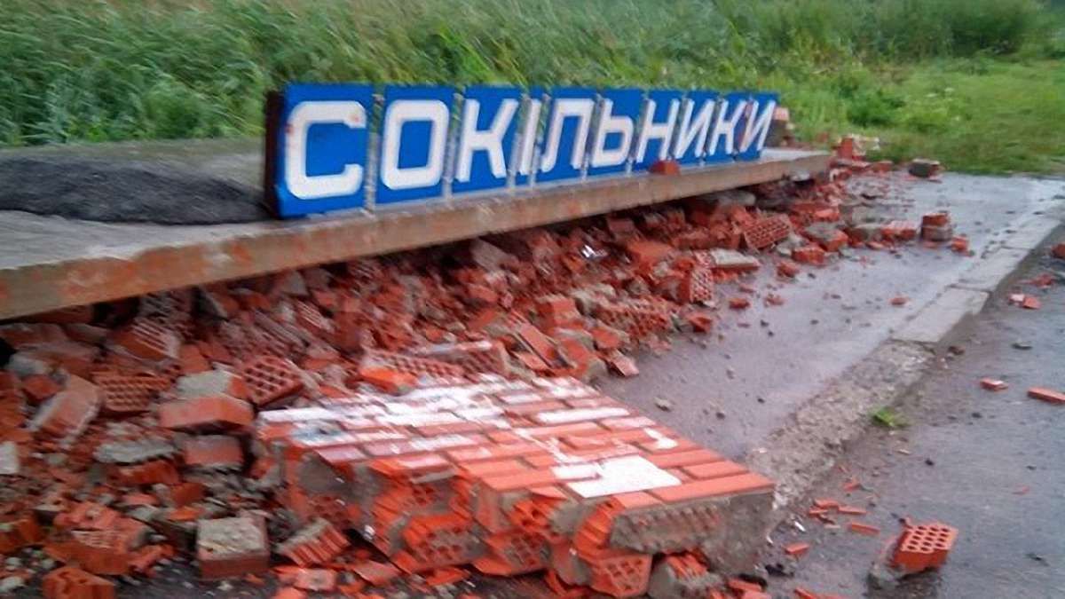 У Сокільниках п'яний водій розвалив зупинку громадського транспорту і втік
