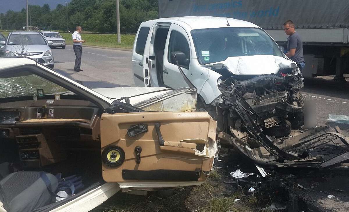 На Львівщині внаслідок зіткнення двох автівок постраждали семеро людей