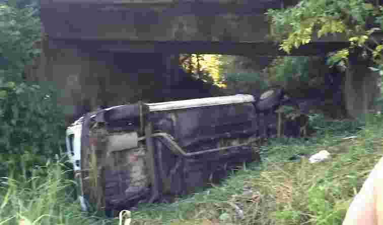 У Малехові з моста злетів Nissan: постраждало троє людей