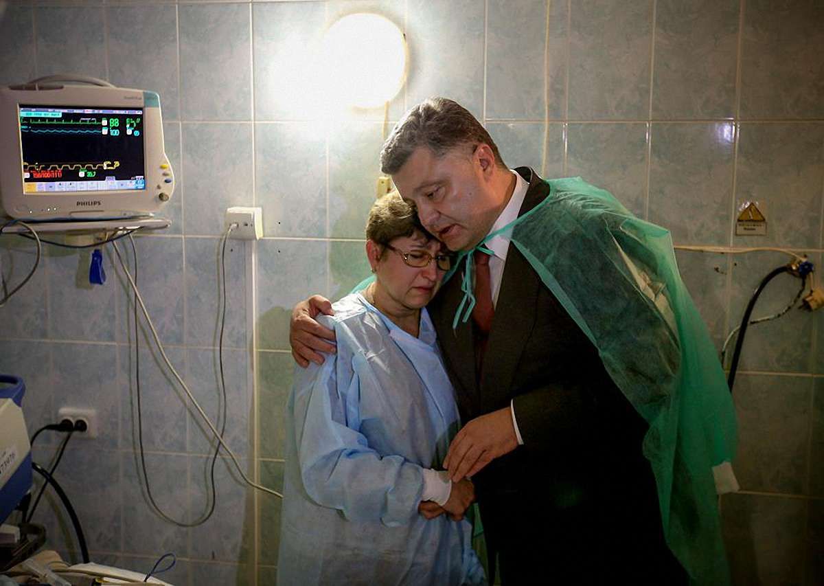 Порошенко нагородив постраждалих дільничних міліціонерів у Львові