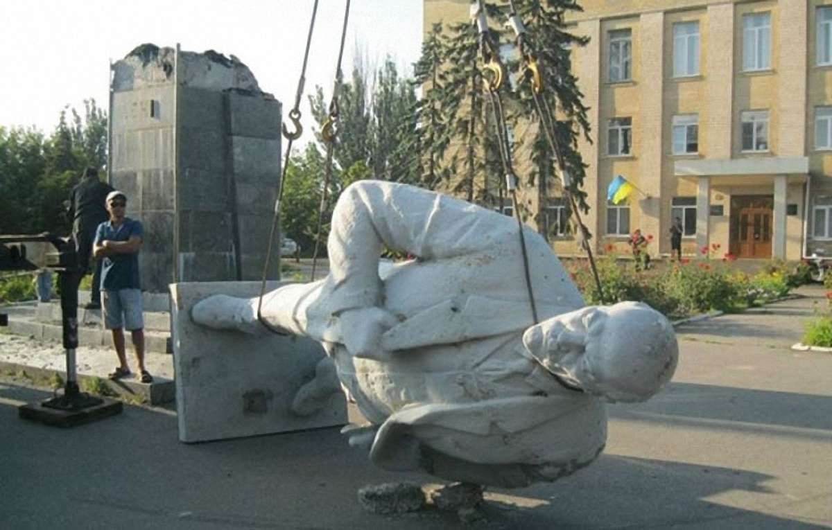 У Генічеську міська служба знесла пам’ятник Леніну