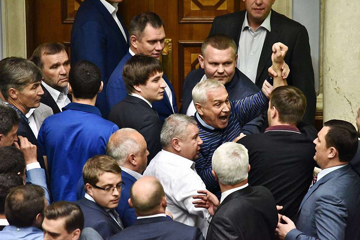 Парасюк пояснив, чому накинувся на Насірова у парламенті