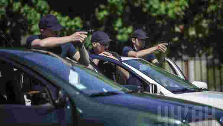 У Києві водій погрожував патрульним пістолетом через зауваження про неправильну парковку