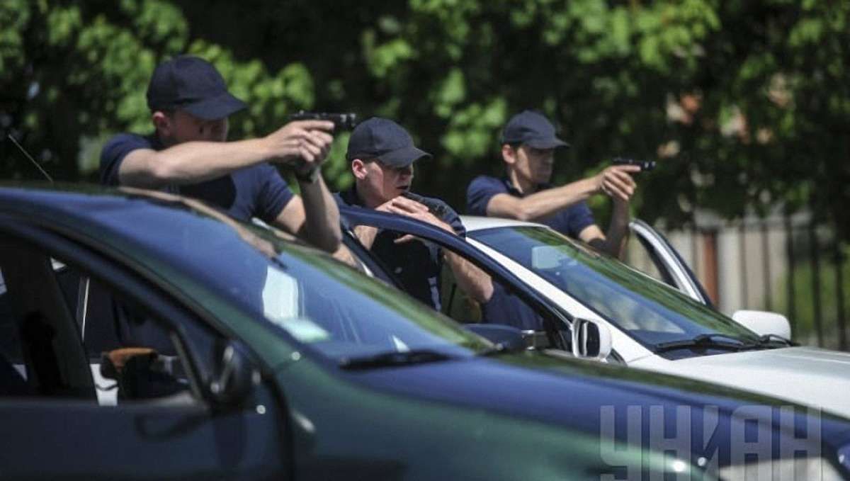 У Києві водій погрожував патрульним пістолетом через зауваження про неправильну парковку
