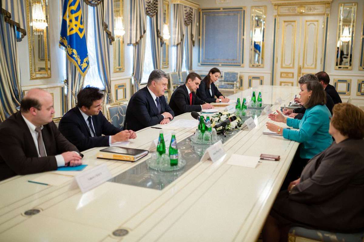 Порошенко обговорив з Нуланд питання децентралізації і Мінських домовленостей