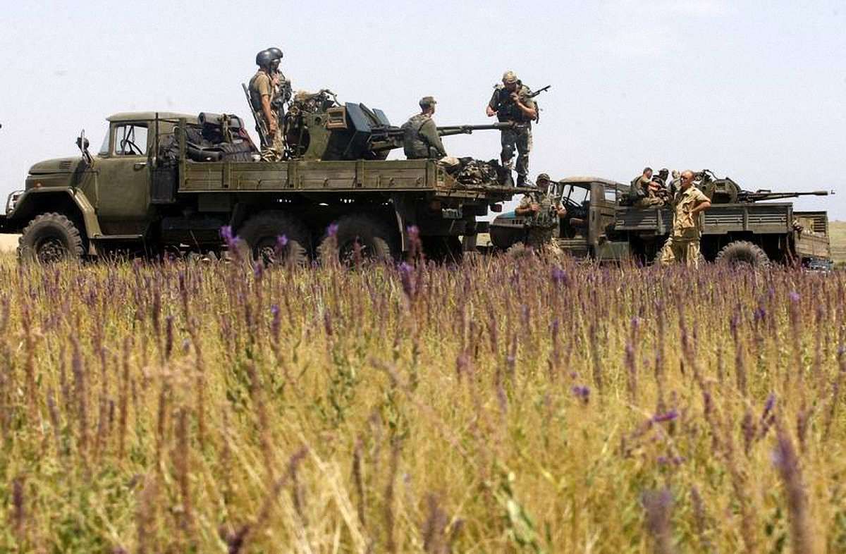 Ситуація на Донбасі залишається напруженою, але контрольованою, - прес-центр АТО