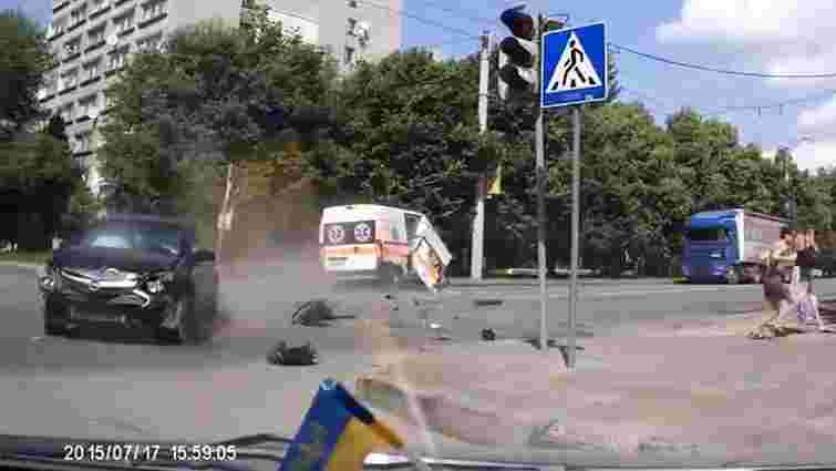 У мережі з’явилося відео зіткнення «швидкої» із легковим автомобілем у Львові