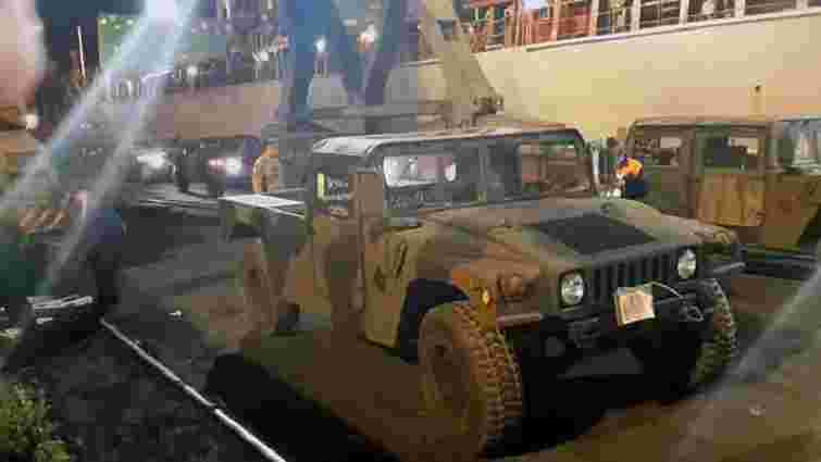 В Одесу прибула партія зі ста військових автомобілів Humvee (фото)