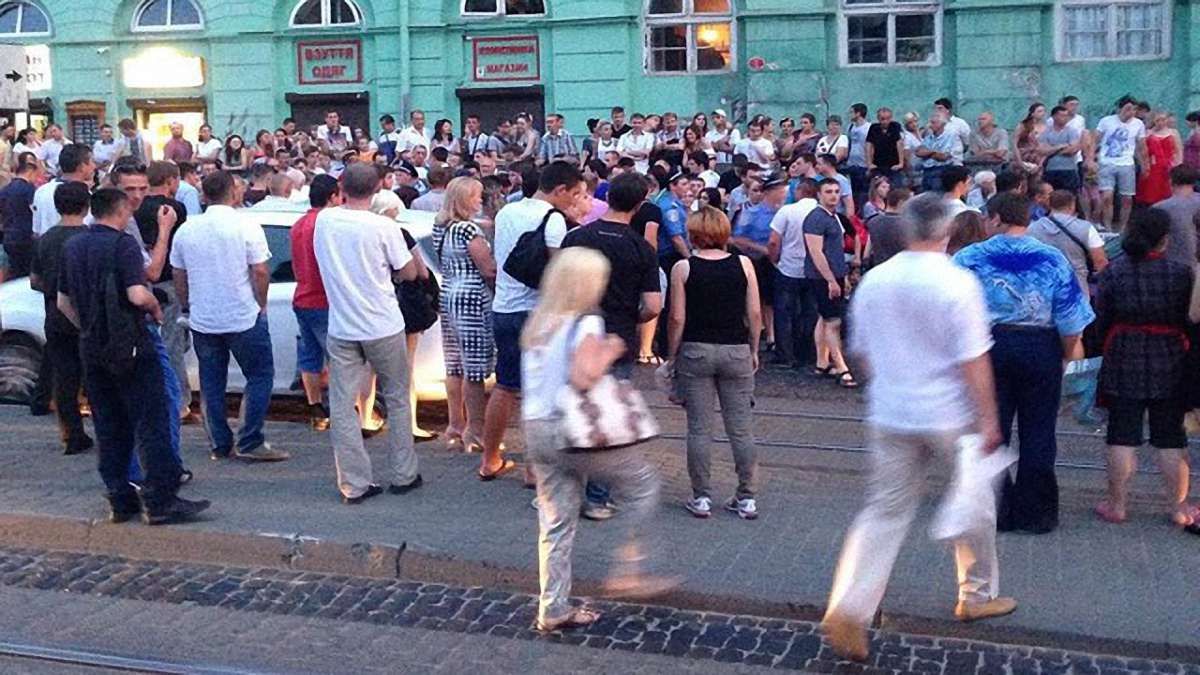 Дрібне ДТП у центрі Львова ледь не спровокувало масову бійку