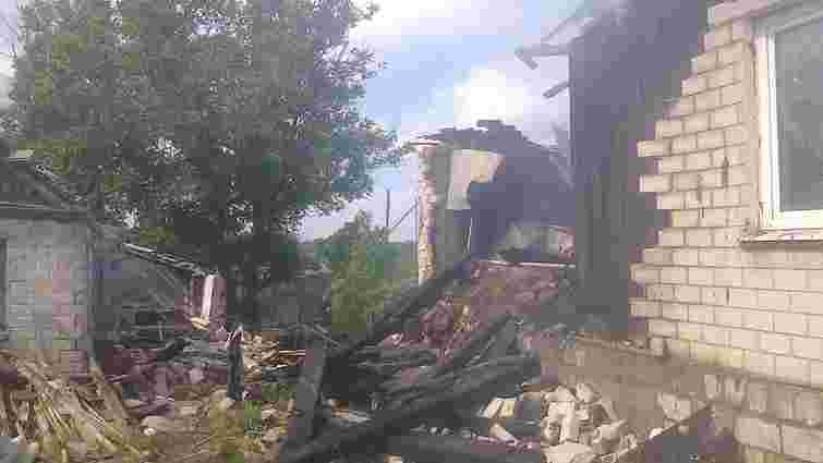 Поблизу Волновахи з-під завалів будинку, зруйнованого бойовиками, витягнули жінку