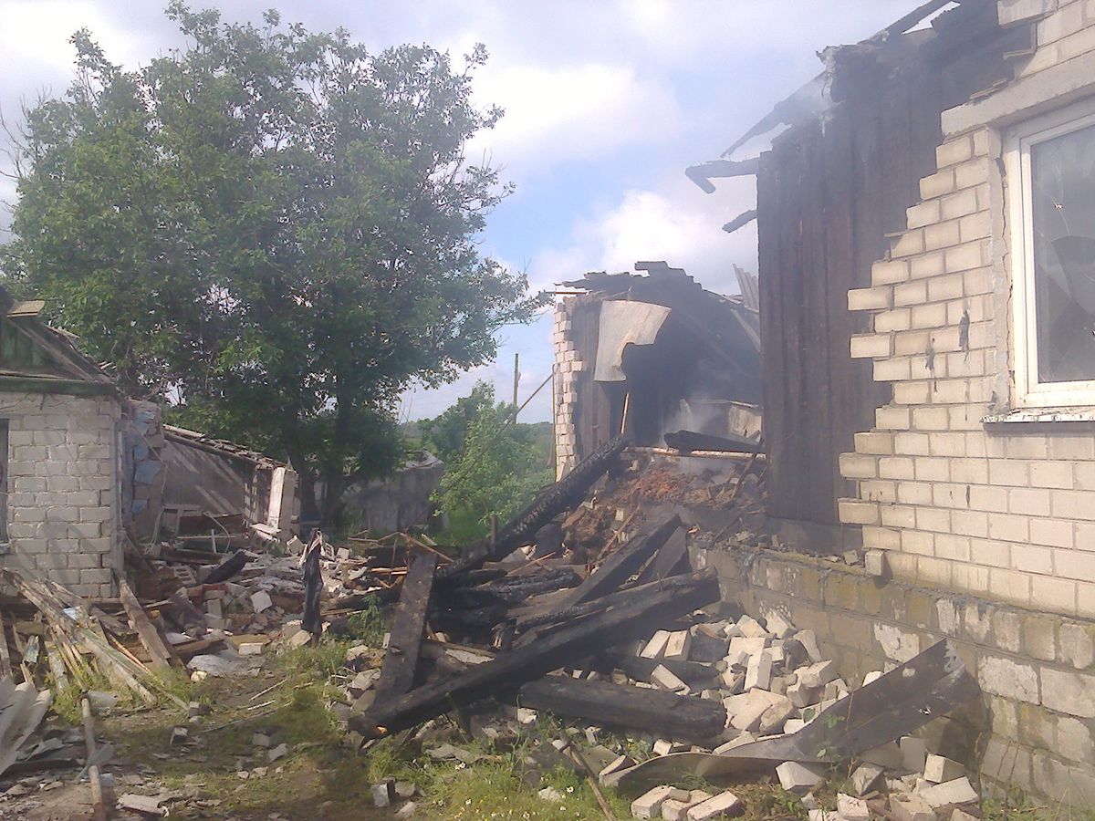 Поблизу Волновахи з-під завалів будинку, зруйнованого бойовиками, витягнули жінку