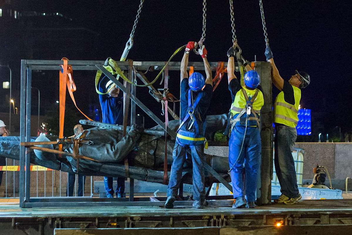У Вільнюсі демонтували радянські скульптури з мосту