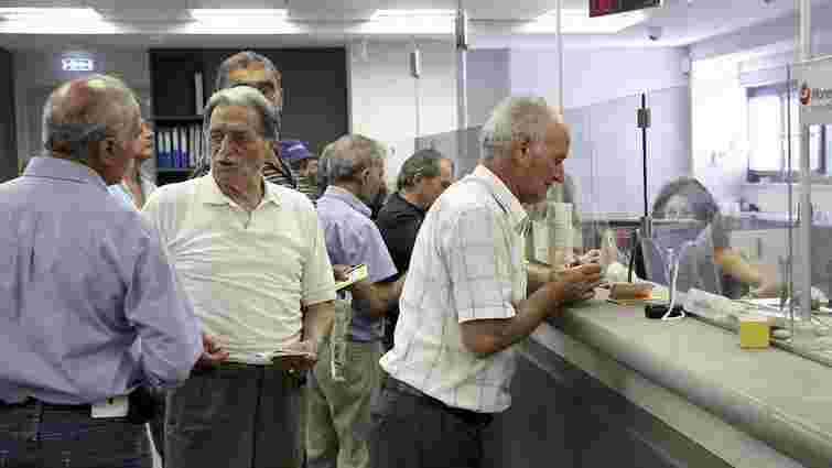 У Греції після трьох тижнів перерви знову запрацювали банки
