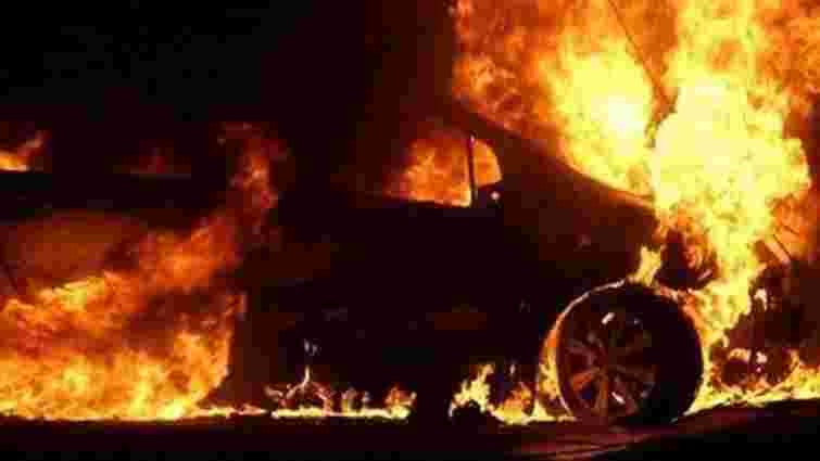 На Івано-Франківщині під райвідділком спалили два  міліцейських авто