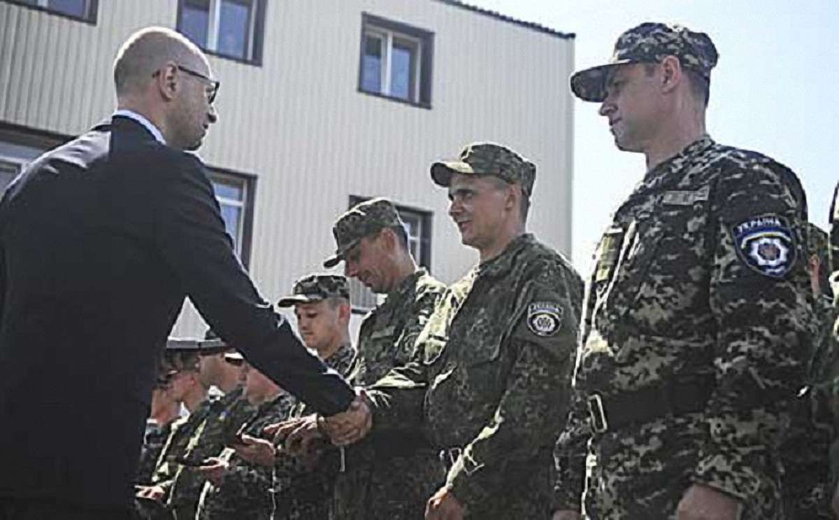 У Дніпропетровську Яценюк відвідав місце дислокації спецполку «Дніпро-1»