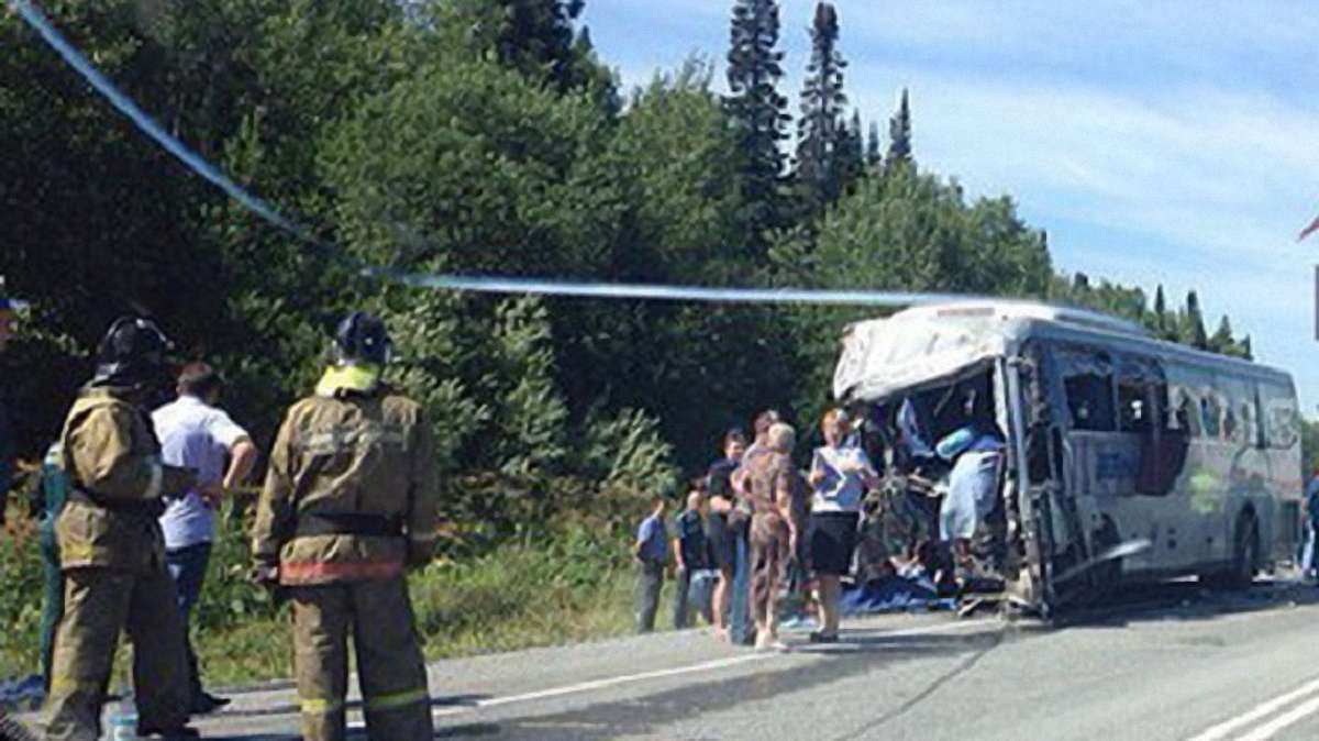 У Красноярському краю автобус зіткнувся з фурою, загинули 11 людей