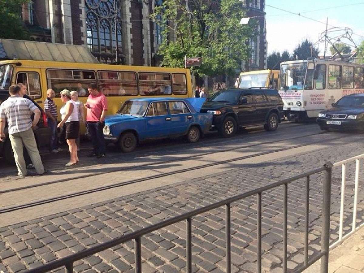 ДТП на Городоцькій заблокувала транспортний рух