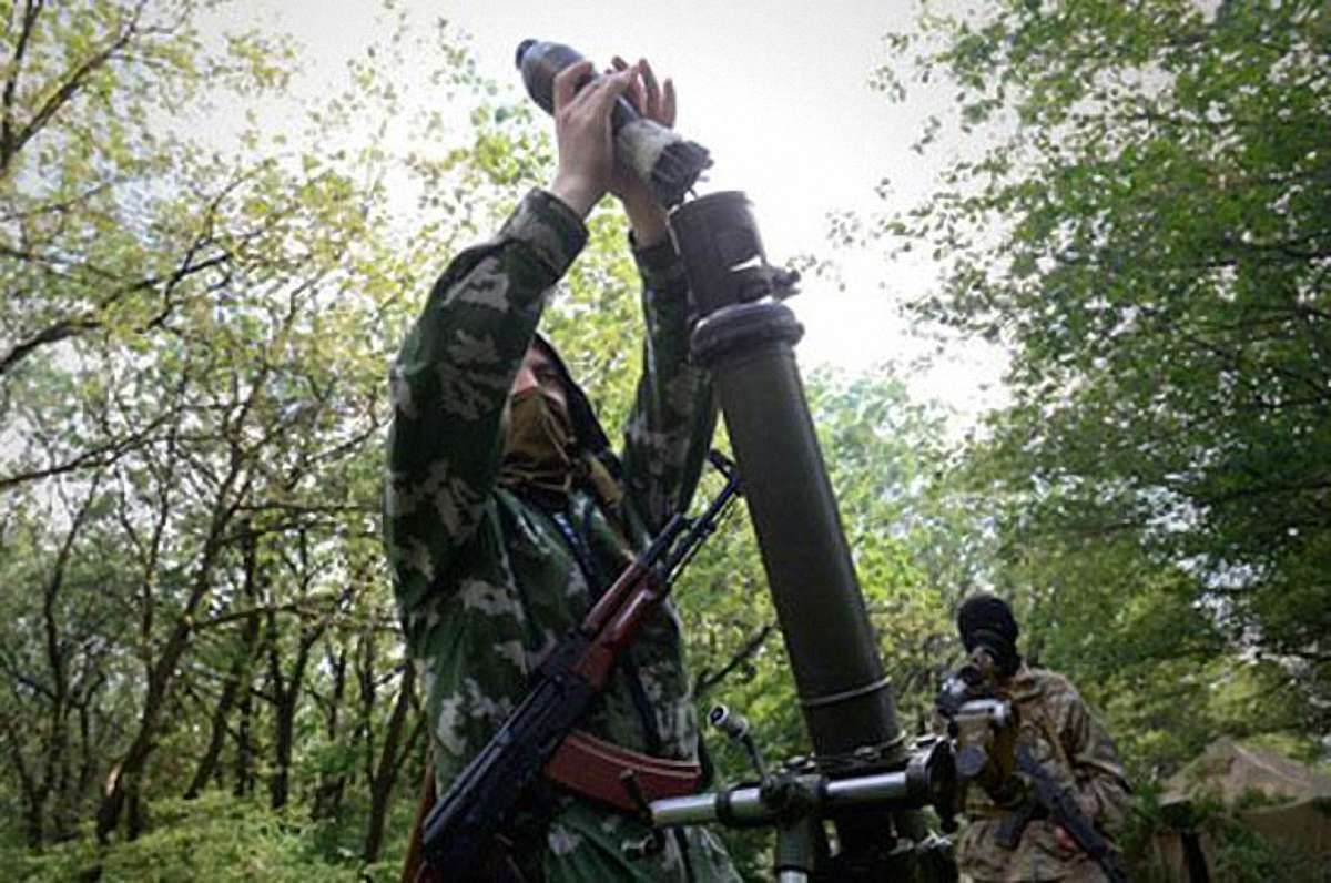 В Авдіївці внаслідок мінометного обстрілу згорів автомобіль з людьми