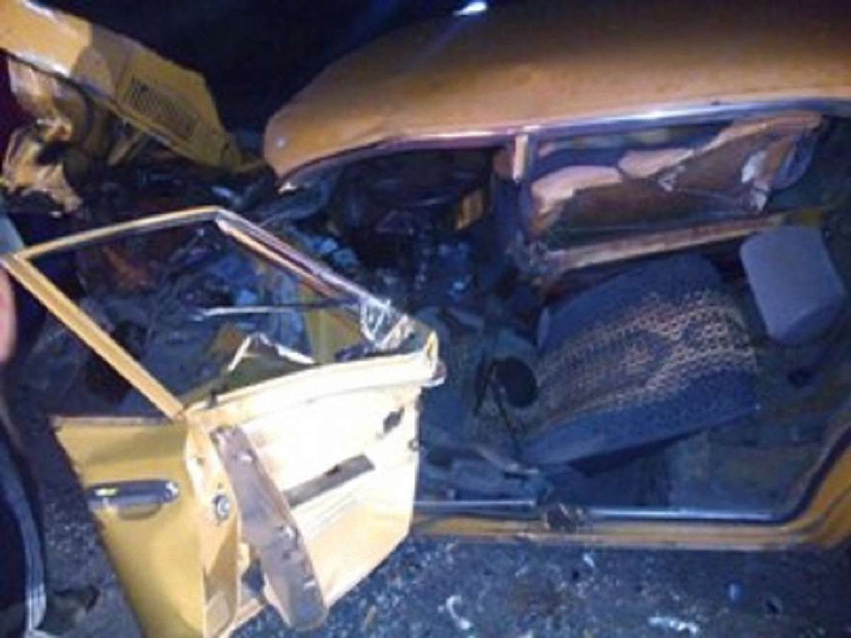 На Львівщині потрійна ДТП: водія довелось витягати з авто