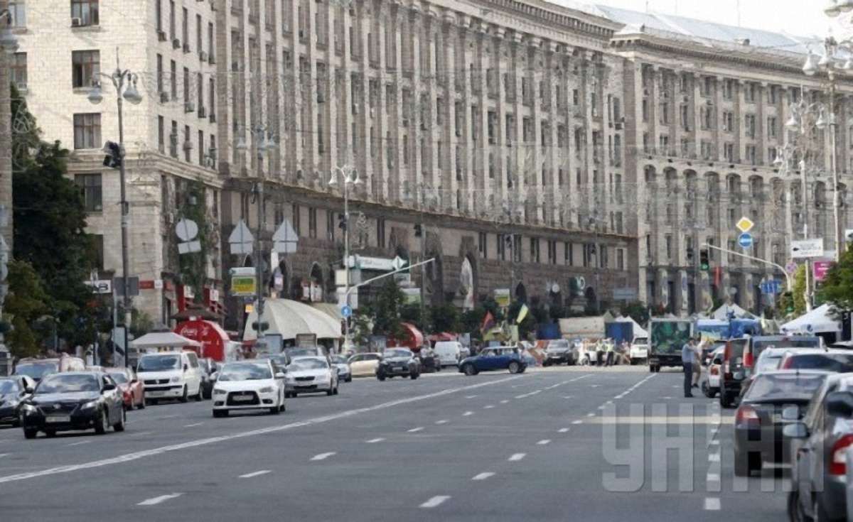 У Києві пікетувальники частково перекрили Хрещатик та винесли шини на проїжджу частину