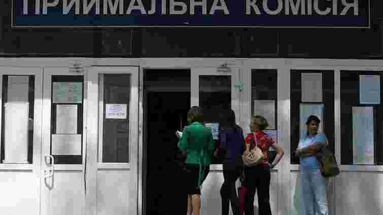 Вступникам з Криму та Донбасу дозволили подавати документи до вишів без довідки про приписку