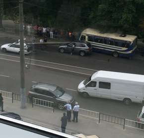 Збитий маршруткою бетонний стовп впав на два сусідні автомобілі