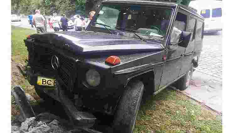 Власник елітного автомобіля у Львові збив електричний стовп та втік