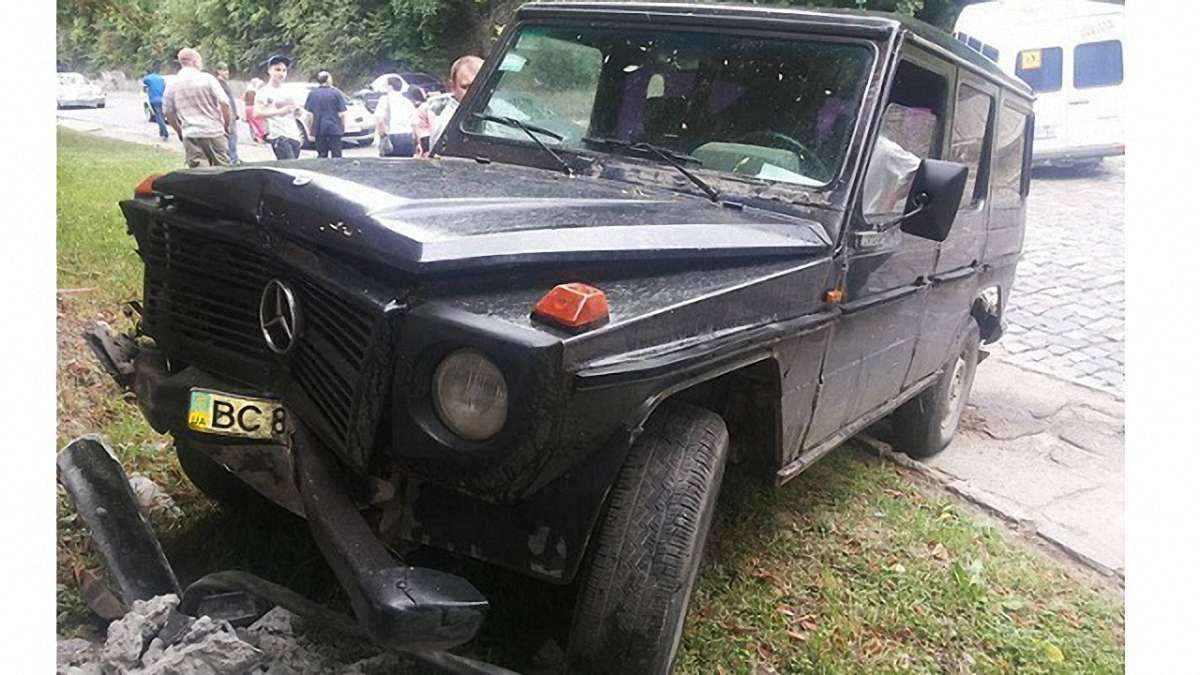 Власник елітного автомобіля у Львові збив електричний стовп та втік