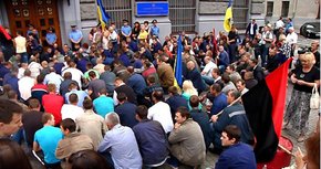 Близько трьох сотень львівських шахтарів пікетували обласну міліцію